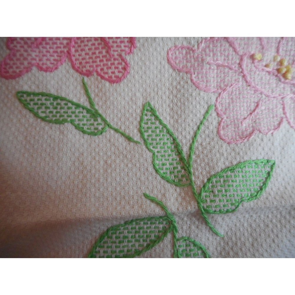 Vintage hand embroidered floral Pink Lace Dresser scarf doily placemat runner #1 - Picture 4 of 6